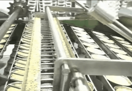 Các vắt mì sẽ được chiên trong hệ thống tự động