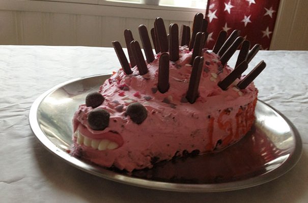 Làm bánh sinh nhật tặng con gái mà có đứa trẻ phát khóc lên khi nhìn thấy nó là sao?