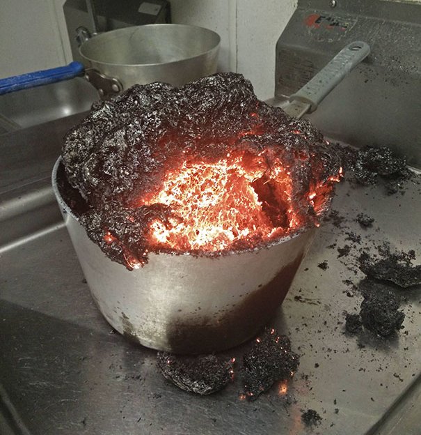 Sau một tiếng mải lướt Facebook, món caramel đã hóa thành than