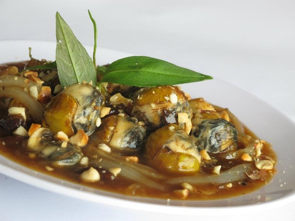 Tại sao phải ăn trứng vịt lộn cùng rau răm và gừng