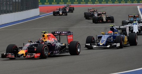 Chóng mặt xem cảnh dựng lại chiếc xe đua công thức 1 vỡ tan nát chỉ sau 12 giờ