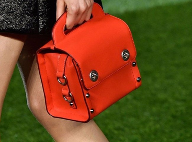 Kiểu thứ hai: Xách túi trên tay