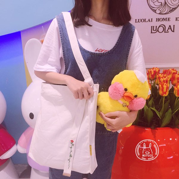 Kiểu thứ ba: Khoác túi một bên vai 