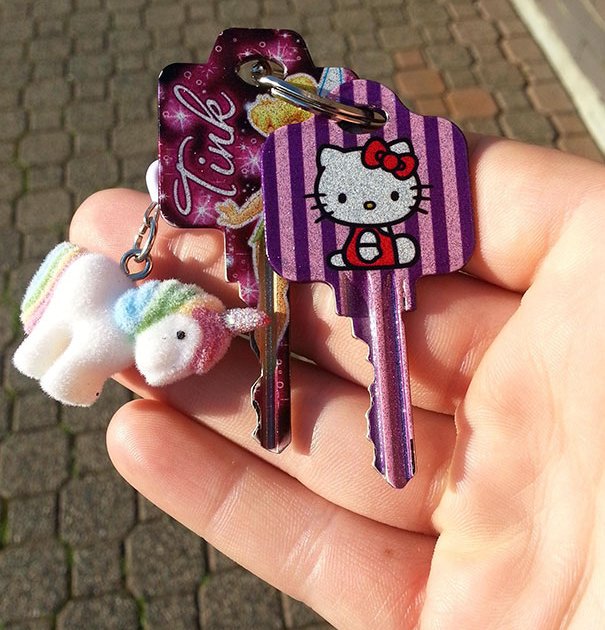 Làm mất chìa khóa phòng và được bạn cùng phòng giao cho đôi chìa khóa mới