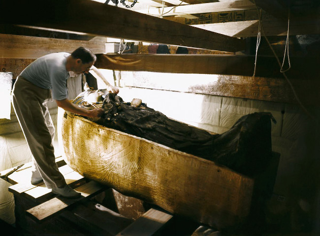 Nhà khảo cổ Howard Carter đang cẩn thận xem xét thi hài Pharaoh Tutankhamun 