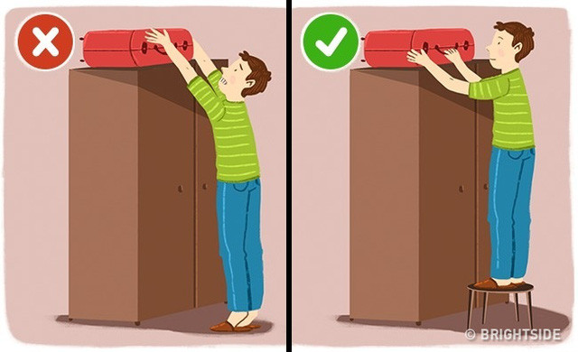 Lấy đồ vật nặng từ phía trên đầu