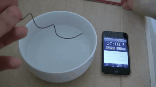 Mẩu kim loại đang "ngoằn ngoèo" bỗng “biến hình” trở thành cái ghim kẹp giấy