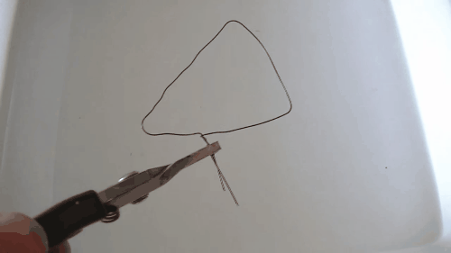 Nitinol còn được sử dụng rộng rãi trong cuộc sống hàng ngày, trong lĩnh vực giải trí và tất nhiên riêng với khoa học thì ứng dụng của loại kim loại độc đáo còn được cho là vô biên