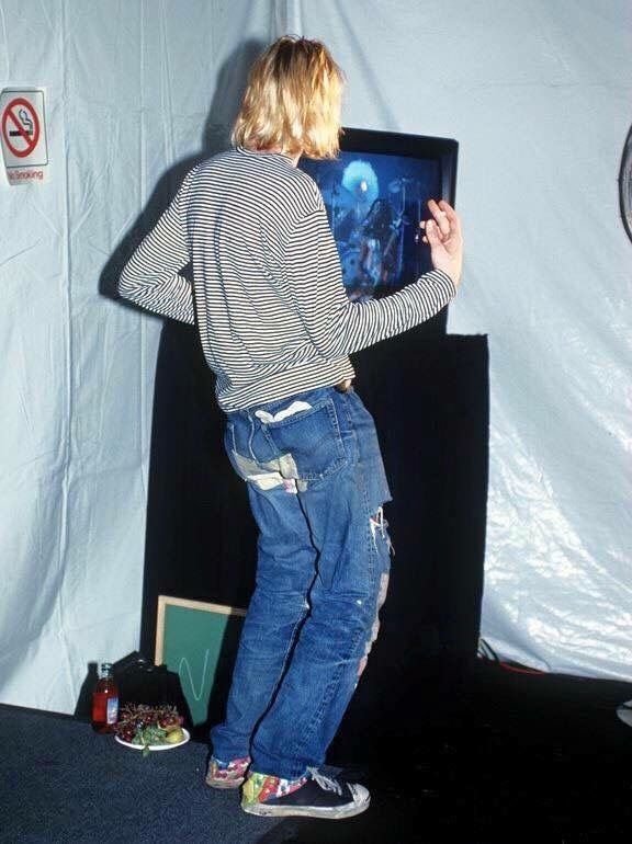 Kurt Cobain tưởng tượng mình đang chơi guitar, năm 1993