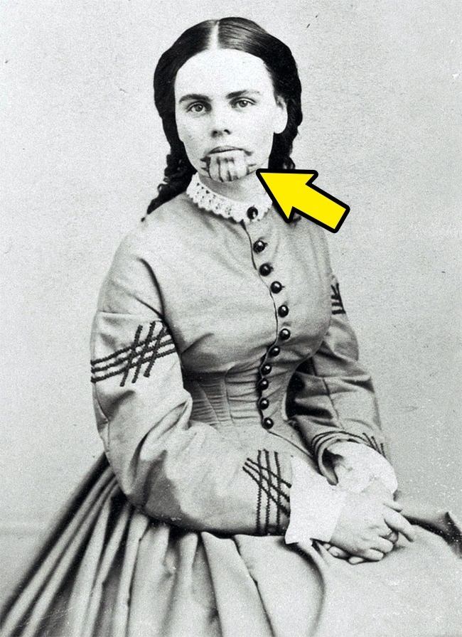 Hình xăm của người Ấn Độ trên mặt một phụ nữ da trắng, năm 1863