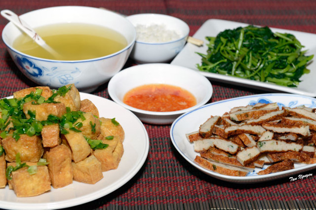 Tại sao không nên chan canh vào cơm khi ăn