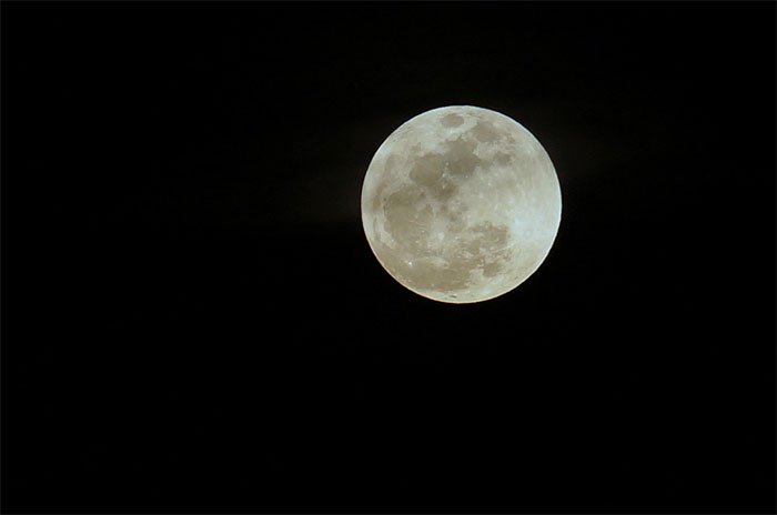 Thực tế toàn bộ Mặt Trăng được chiếu sáng bởi Mặt Trời 