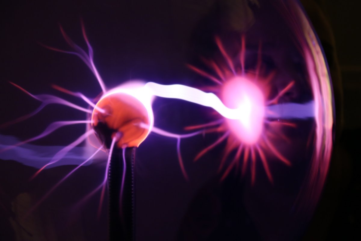 Thực tế, có nhiều dạng vật chất khác nhau trong vũ trụ nhưng có 4 dạng chính đó là rắn, lỏng, khí và plasma 