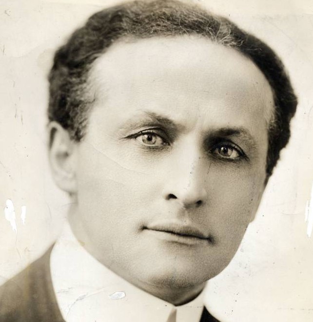 Harry Houdini là nhà ảo thuật gia nổi tiếng thế giới