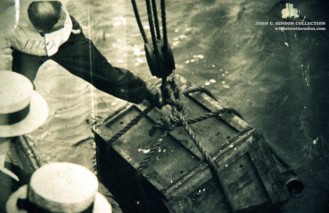 Chiếc hộp gỗ chứa Houdini bị trói và còng tay chìm dần xuống dòng sông lạnh giá