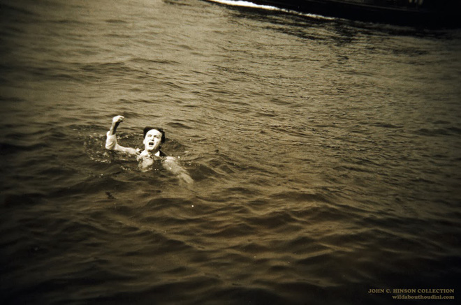 Houdini nổi lên mặt nước trong sự tán thưởng của khán giả