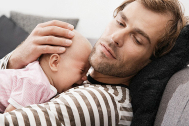 Dù có phải là người trực tiếp sinh đẻ hay không thì việc có con cũng sẽ dẫn tới những biến đổi to lớn, nhất là với sức khoẻ tinh thần của bạn