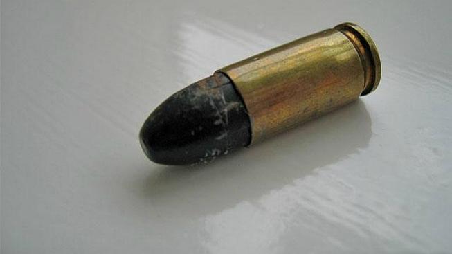 Với hy vọng chữa khỏi bệnh trí, một cựu binh thời chiến tranh thế giới thứ hai đã nuốt một viên đạn chưa nổ vào bụng 