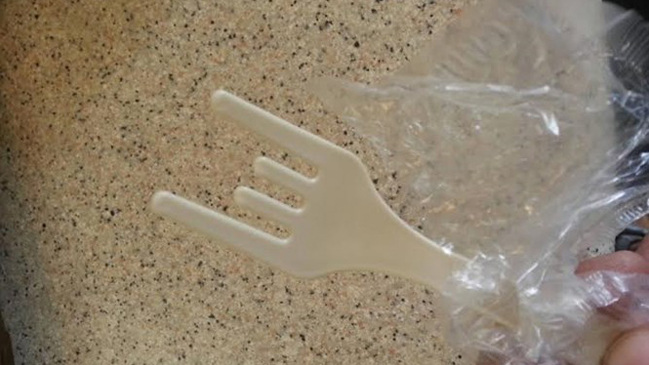 John Manley đã nuốt phải một chiếc nĩa nhựa  khi ăn thức ăn nhanh