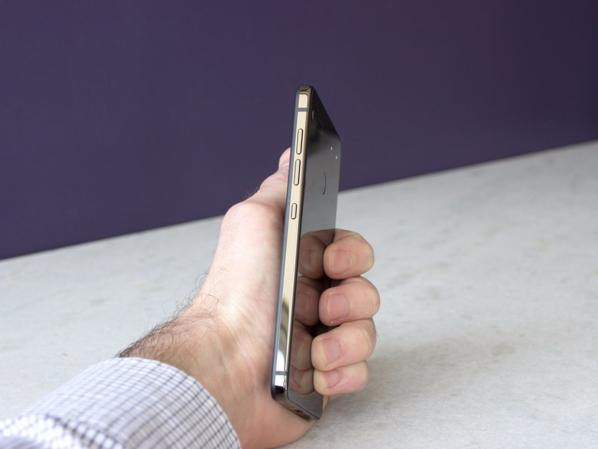 Bạn sẽ tìm thấy nút âm lượng và nguồn trên cạnh phải