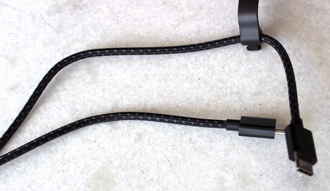 Ngay cả cáp sạc USB-C cũng đi kèm với một lớp bọc bằng vải giống như bộ chuyển đổi của tai nghe vậy