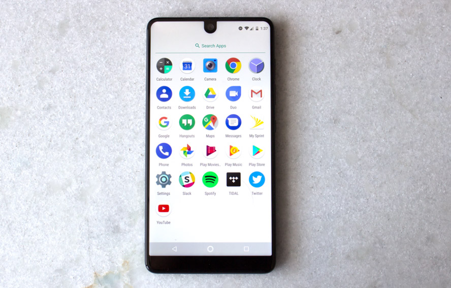 Android của Essential Phone và các ứng dụng mặc định của nó làm cho màn hình hiển thị sát cạnh nhất có thể.
