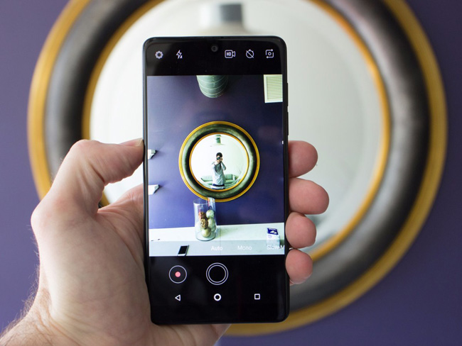 Những ứng dụng không phải của Google đi kèm với Essential Phone là ứng dụng chụp ảnh và Sprint.