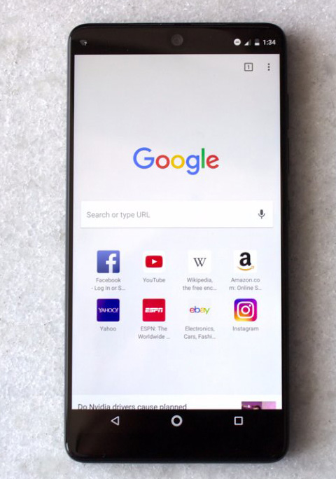Các ứng dụng không được tối ưu hóa cho màn hình Essential Phone thì trông giống như chúng trên các smartphone khác.