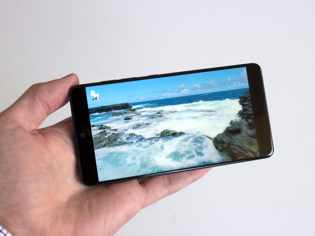 Video không phát tràn qua chỗ khuyết để camera trước của Essential Phone