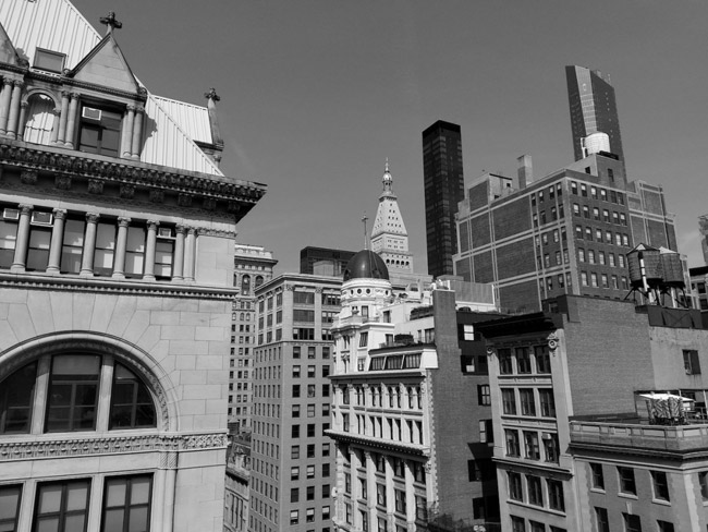 Đây là một bức ảnh chụp cùng với ống kính đơn sắc của điện thoại