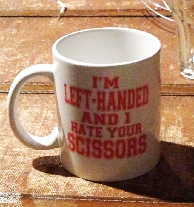 Bạn không thể sử dụng kéo hả? - Chắc bạn là người thuận tay trái rồi