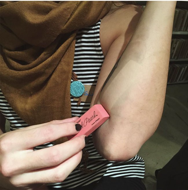 Không chỉ bàn tay mà còn cả cánh tay nữa!