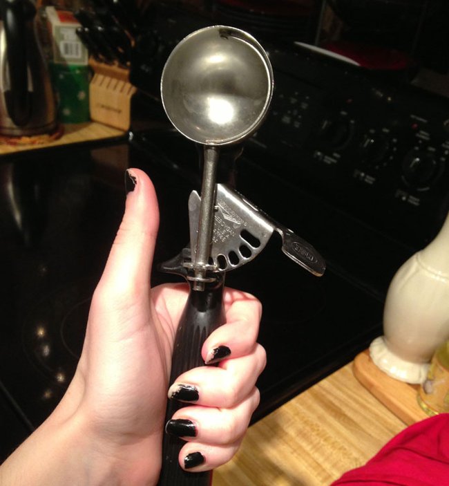 Đến cái thìa xúc kem cũng phản tôi