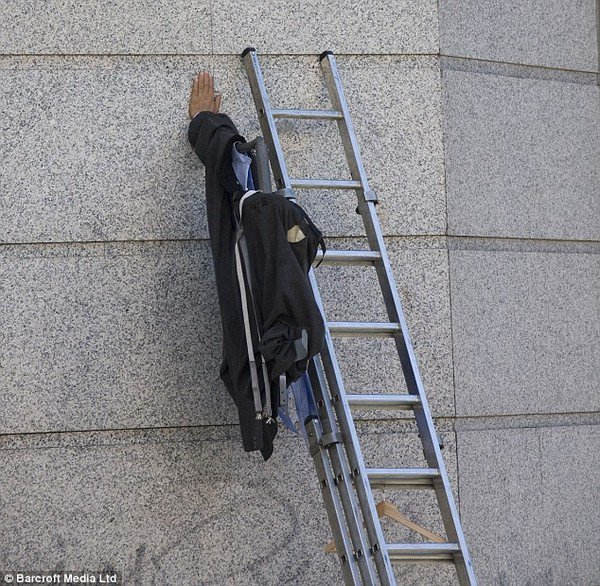 Tất cả đạo cụ của màn biểu diễn kinh điển này chỉ là 1 thanh kim loại đã được giấu kín trong cánh tay giả, làm bằng nhựa mềm, giống y như tay thật