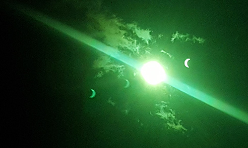 Trong bức ảnh chụp nhật thực này có tới ba hình ảnh lưỡi liềm xuất hiện 