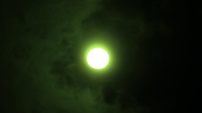 Mặt Trời xuất hiện màu xanh lá cây trong bức ảnh kỳ diệu này