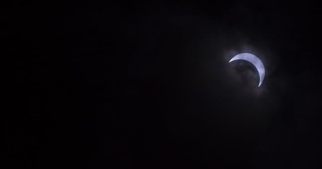 Mây che phủ nhật thực trở thành Mặt Trăng hình lưỡi liềm
