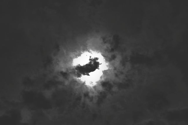 Mây che phủ trước thiên thực tạo ra hiệu ứng vầng hào quang (halo effect)