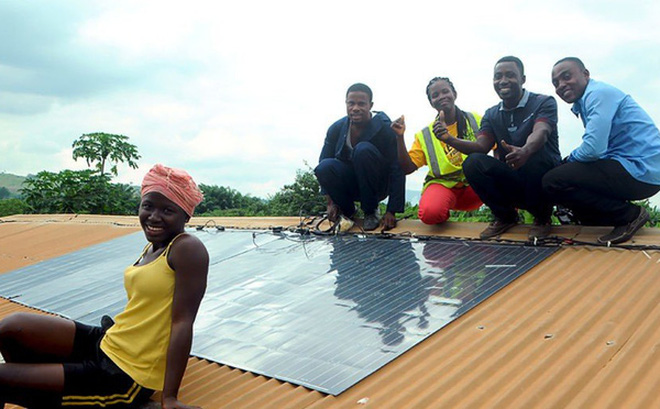 Những tấm pin Mặt Trời siêu mỏng này có thể dễ dàng gắn lên mọi bề mặt 