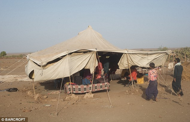 Việc quá gần gũi với những con rắn độc khiến bộ tộc Vadi bị người dân ở các thị trấn xua đuổi