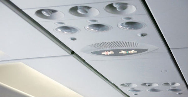 Nút chỉnh điều hòa và nút thắt dây an toàn