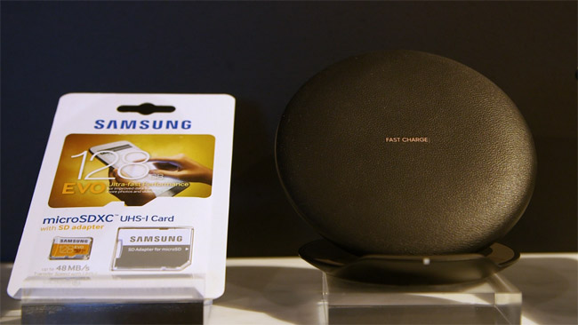 Sạc không dây và thẻ nhớ 128GB