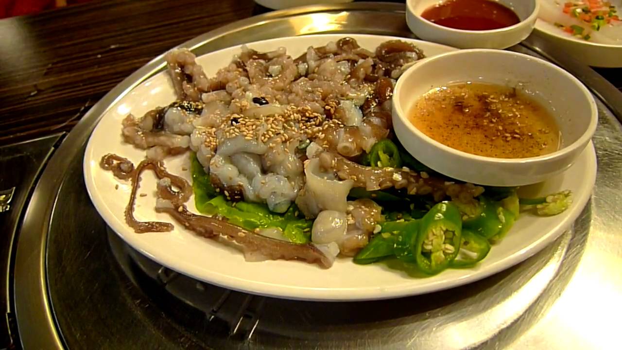  Bạch tuộc sống nguyên con hoặc các xúc tu được cắt nhỏ nhưng vẫn còn đang ngoe nguẩy được mang ra bàn ăn ngay lập tức