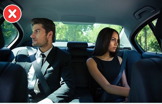 Với người lạ không nên ngồi cùng 