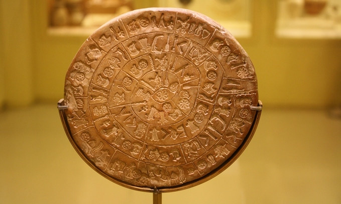 Trên chiếc đĩa có rất nhiều những biểu tượng lạ giống một dạng chữ tượng hình mà chưa ai biết đến 
