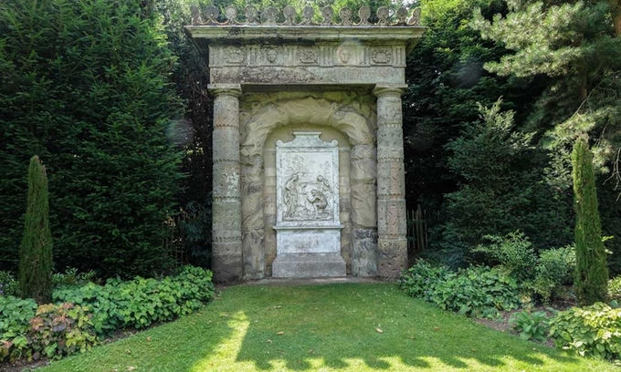 Chữ khắc Shugborough là dòng chữ lạ gồm các chữ cái DOUOSVAVVM  