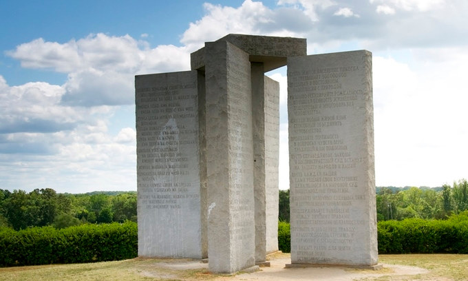 Đài tưởng niệm bằng đá Georgia Guidestones là một bức tượng đài bằng đá granit được dựng ở Elbert, Georgia  