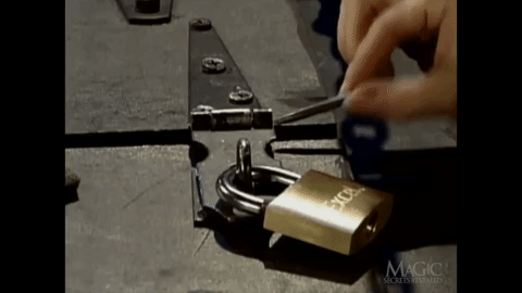 Chiếc khóa tưởng chặt nhưng lại cực dễ bật mở