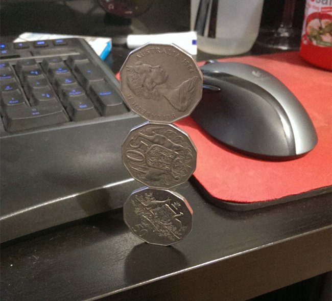 Không biết phải mất bao lâu thời gian để giữ cho ba đồng tiền này cân bằng.