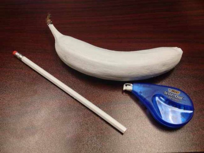 Đến quả chuối cũng không thoát khỏi số phận mang ra làm trò chơi.